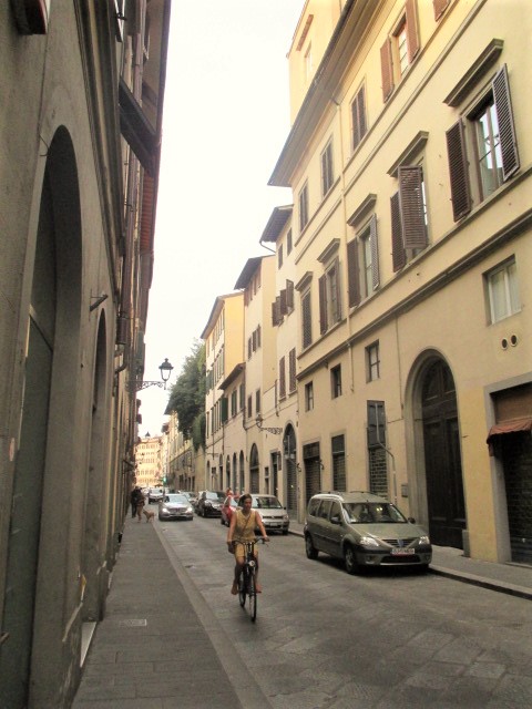 florence-cyclist-in-the-street