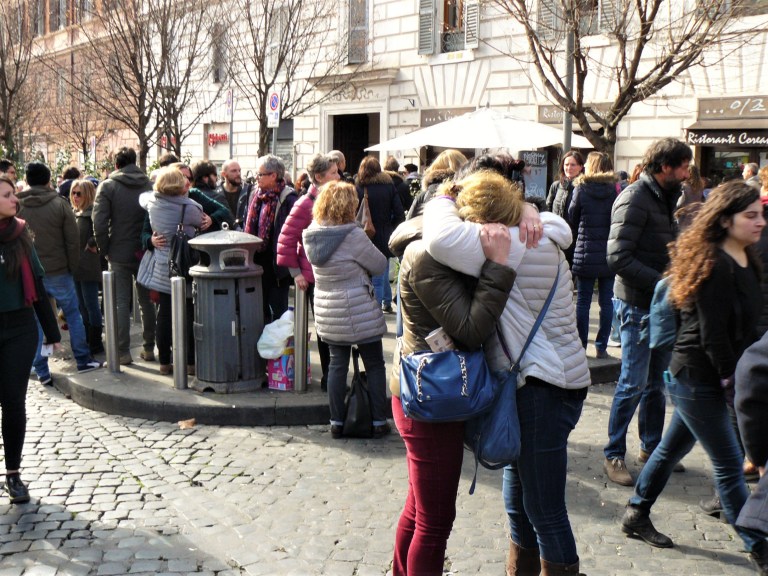 rome-crowds-mourning