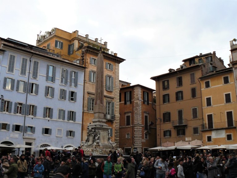 rome-pantheon-piazza