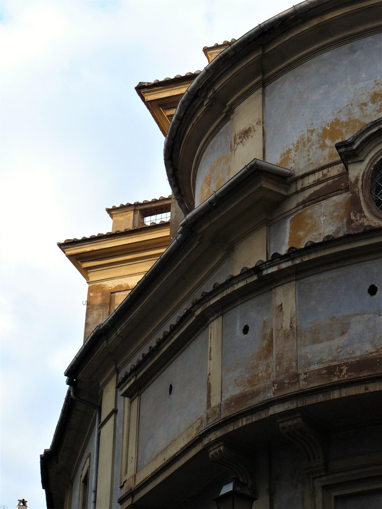 rome-rusted-building