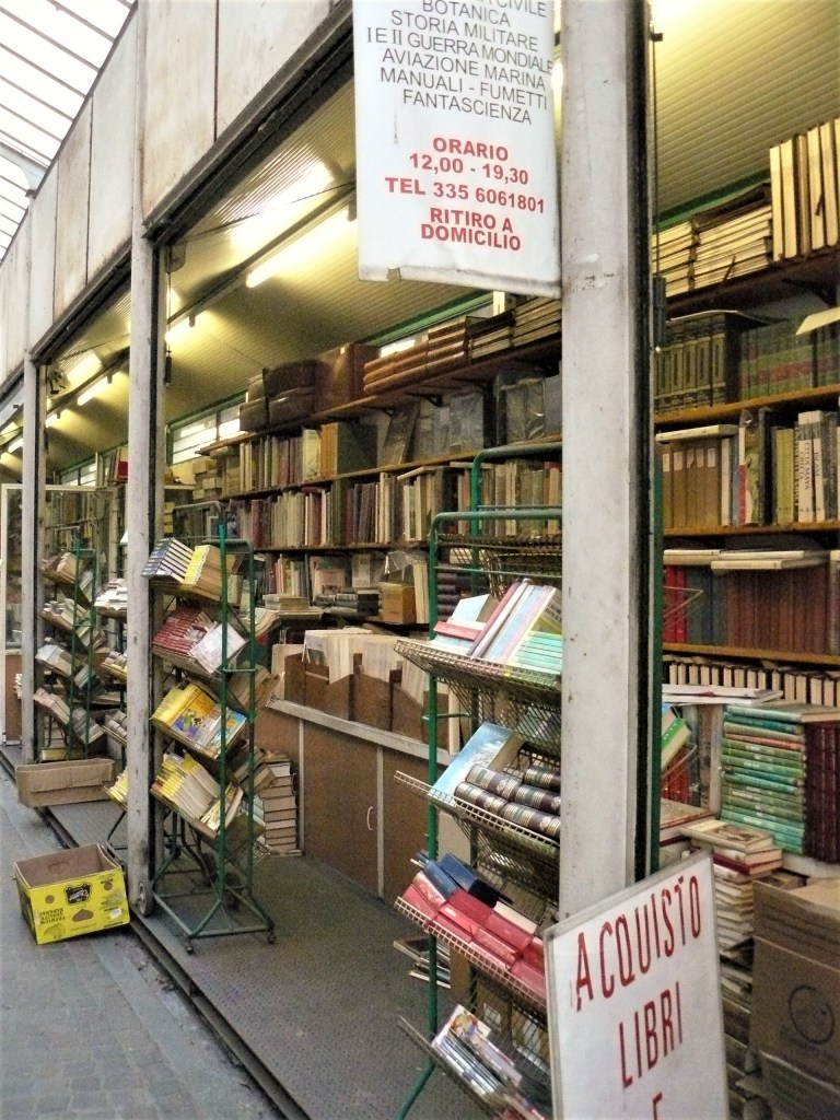 turin-piazza-vincenzo-arbarello-book-shop