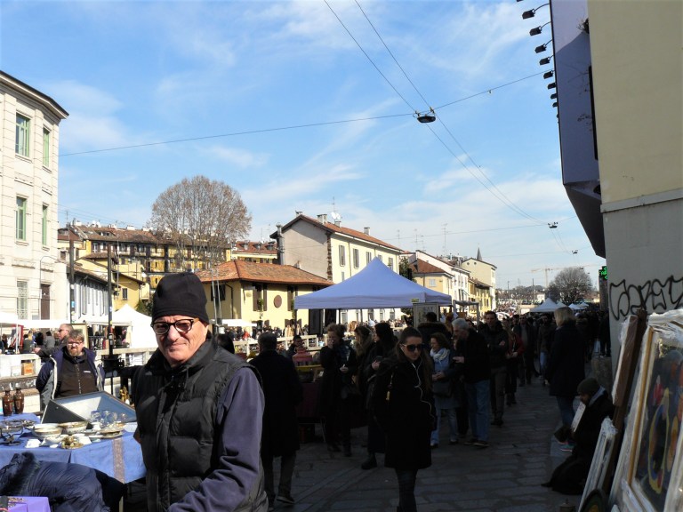 milan-people-at-the-market