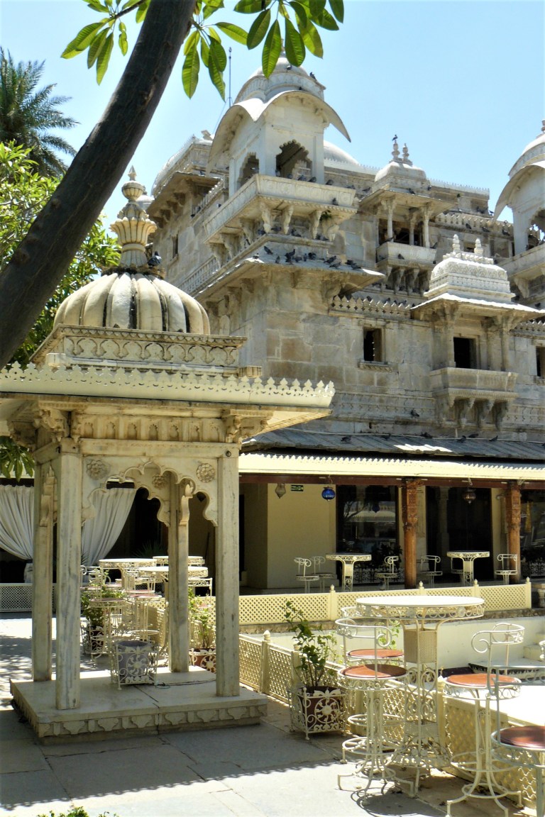 udaipur boat island 1